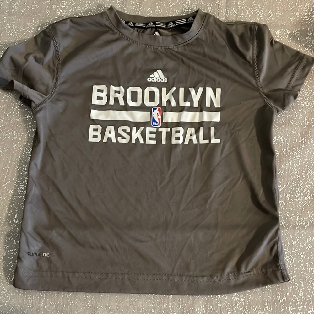 Adidas Kids Boy Short Sleeve Shirt Size 5/6 Gray and White Colors.